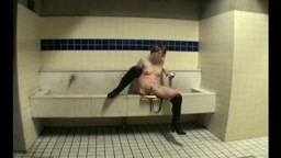 Lui_f_toilet_ona2