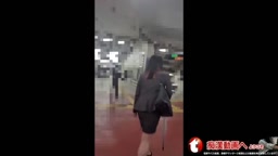 痴漢　スーツ熟女