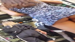 外人少女尻見えるタイトミニ