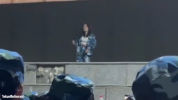 巨乳ライブチューブトップズレて乳出し2