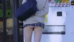 パンツ見えてますよ