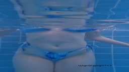 オッパイのシンクロ　スイミング