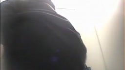 おしっこしてるのにトイレットペーパー使わないシリーズ　盗撮④