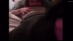 女同士　友達の顔におなら 4