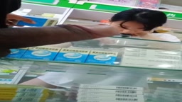 （マニア向け）アジア圏　若いアルバイト店員にち◯ぽ見せつけ露出のみ）