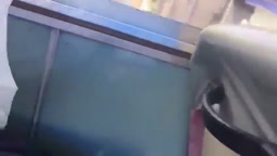 【露出】走行中のバスでパンツ脱いでマンコを晒すJK