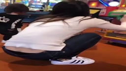 ローライズジーンズを履いている30代お母さんを狙い盗撮する
