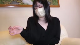 綺麗な目をしているちょいポチャのお姉さんに中出し。