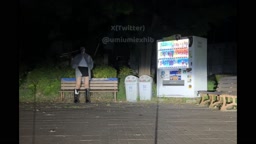 【女装露出】夜の自販機前で車のライトに照らされて露出
