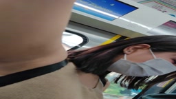【腋毛超接写】毛穴の粒まで超鮮明！ノースリーブ女子の生々しい吊り革ジョリ腋を長尺で超接写