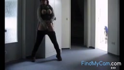 Masturbation au travail : exhibition publique d'une jeune femme