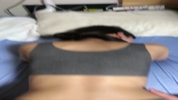 ハメ撮り　スポーツブラの妻をバックでずらしハメ