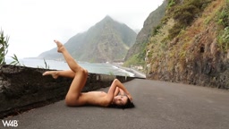 全裸露出　by海辺の道路