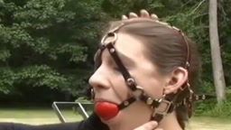 奴隷全裸露出 ケージに入れて輸送