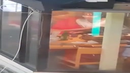술집에서 찍히는지도 모르고 대딸쳐주는 커플