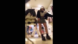 店員さんを逆さ撮り♡