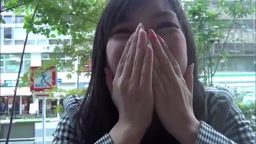 シャイなあの娘が公衆トイレで魅せる