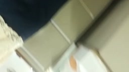 キャビネット上で伝票整理中の事務員の逆さ