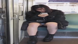 電車　対面　盗撮
