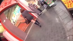 切れ長の目の女性のパンチラを盗撮追跡し何度もおしりをいたずらする