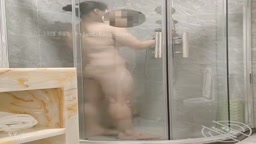 操49歲干媽：干媽身材還是這麼捧 洗澡視頻給大家分享