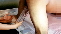 四つん這いになって