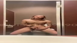 トイレ扉開けて全裸オナ