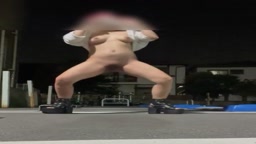 夜にガニ股放尿