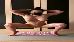 筋肉女子の全裸テカテカスクワット