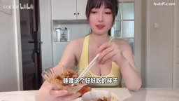 露出した巨乳を食べる