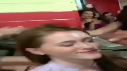 みんなの前で顔射される外人