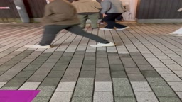 繁華街トイレ　脚クロス　2