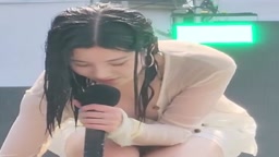 人気アイドル(20)がステージ上で乳首ポロリ