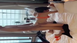 息子より若い子と