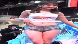 コンパニオン時代の雪平莉左のムチムチ太ももとデカ尻