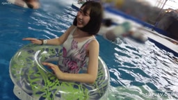3928076 オンライン視聴 初撮影顔出し こんな水着て現れる引きこもり女大生をナイトフールて着替