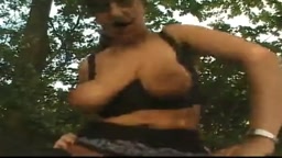 Reife Frau mit großen Brüsten im Freien gefickt - Amateurvideo