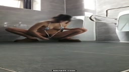 男子トイレで露出オナニー