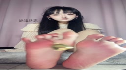 www.98T.la@酥麻麻 脚铃铛游戏 摇铃榨精羞辱 发情贱狗对着脚被压榨吧