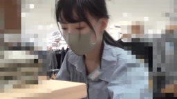 露出・美人店員さんのノーブラPチラ