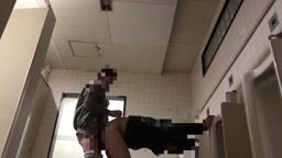 公衆トイレ露出