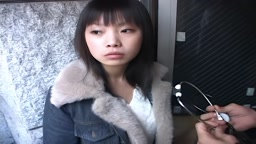 お金に釣られて街中でおっぱいを出しちゃう女の子