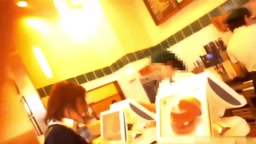 【痴漢】バーガーショップでショートヘアが似合うきれい系女子の…
