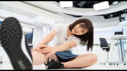 女子アナさん本番前のストレッチ