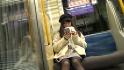 電車内対面めちゃカワ私服Kちゃんのミニスカ黒ストッキングの中身は純白サテンパンツ