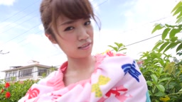 スク水を着る豊満な女性はプールで余暇を過ごす。