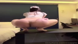 デカケツ 自分で尻をムチでたたく