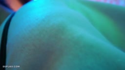 自分で乳首弄る女性ってエロいですよね