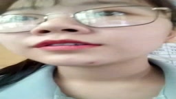 ベトナム人の女教師が赤いネグリジェに変身