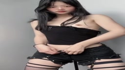 小柄な美少女、踊るたびに服が…